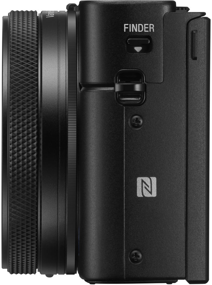 Fekete kamera oldalsó nézet. Lencse, kereső gomb és NFC szimbólum. Fehér háttér.