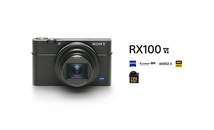 Fekete Sony kamera, RX100 VI modell, logókkal és szöveggel fehér háttéren.