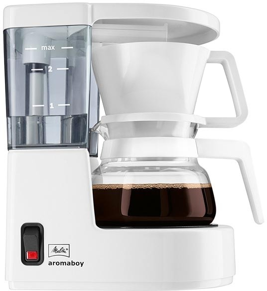 Cafetière Melitta blanche avec une carafe en verre. Le café est visible dans la carafe.
