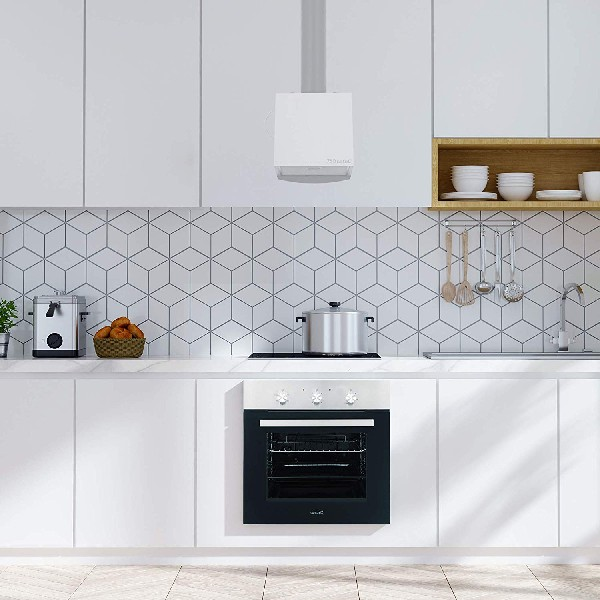Una cocina moderna con gabinetes blancos, una estufa, horno y campana extractora.
