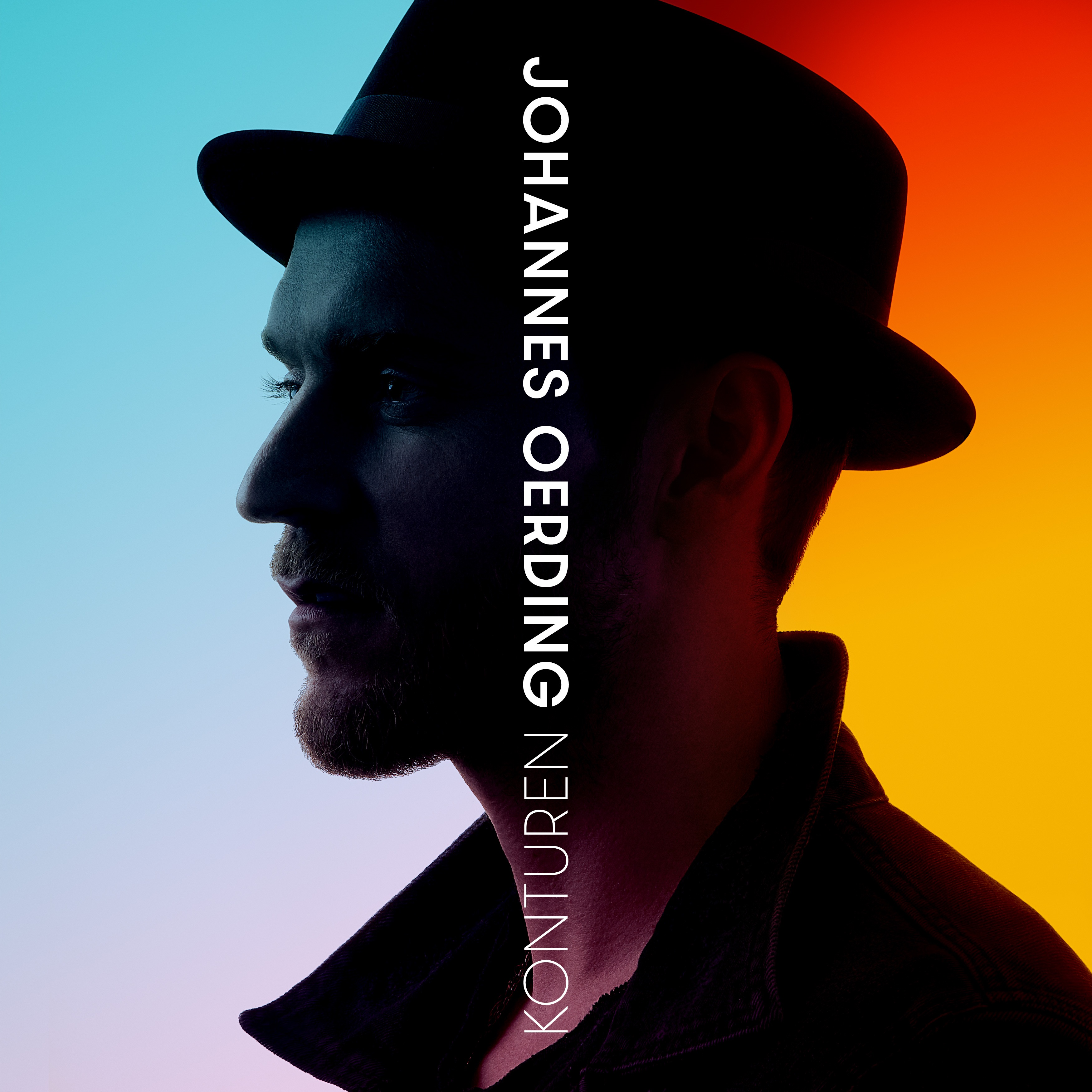 Albumcover für Johannes Oerding. Ein Mann mit Hut im Profil vor einem lebendigen Hintergrund.
