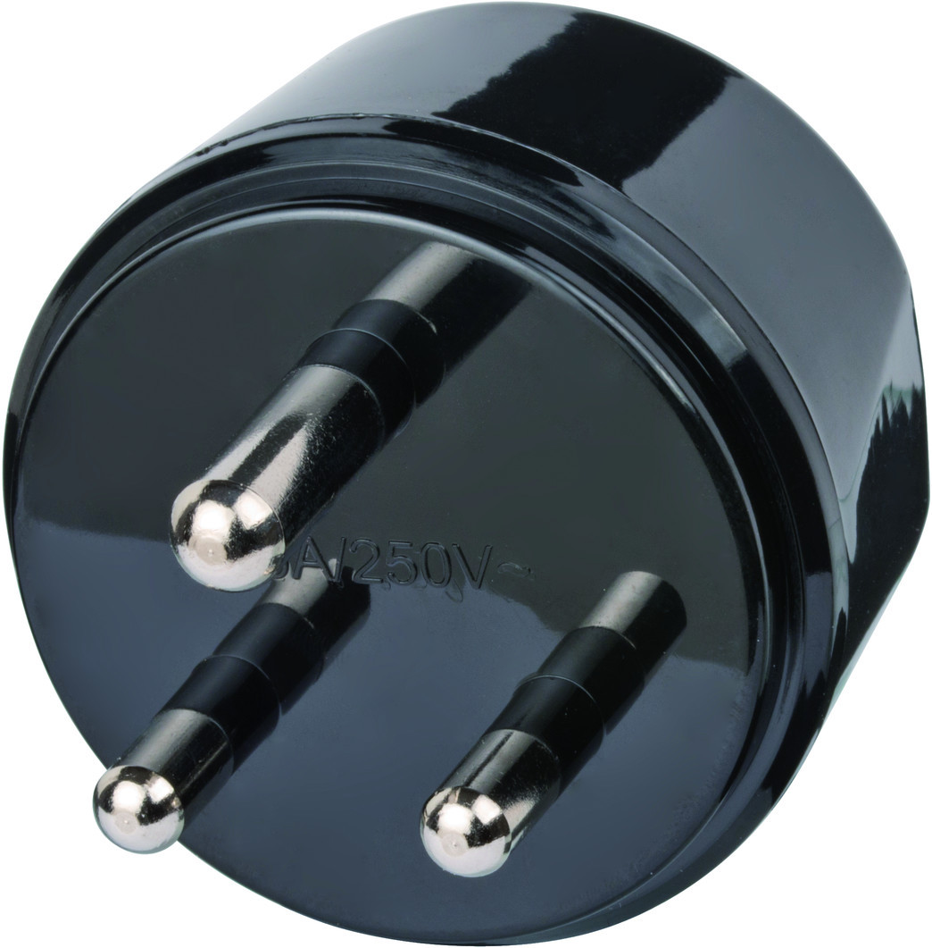 Schwarzer Dreipolstecker. Der Stecker hat eine runde Form und drei Metallstifte. Weißer Hintergrund.