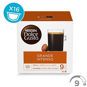 Caja de cápsulas de café con una taza de café. Embalaje marrón y blanco. Se muestra una taza con café oscuro.