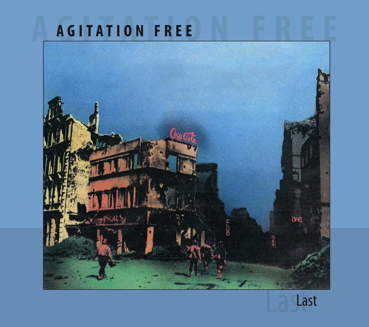 Albumcover mit zerstörtem Gebäude und Menschen, die gehen.