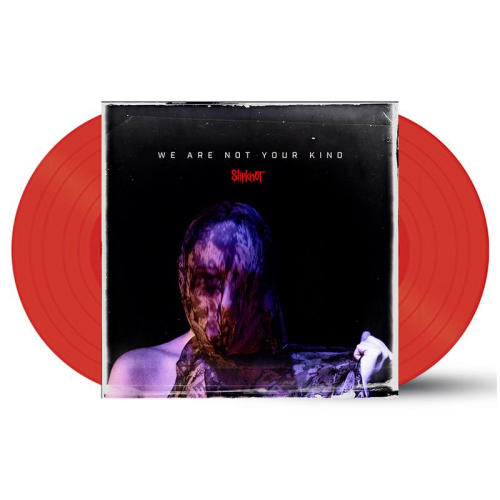 Eine rote Vinylplatte in einer durchsichtigen Albumhülle mit einem Gesicht darauf.