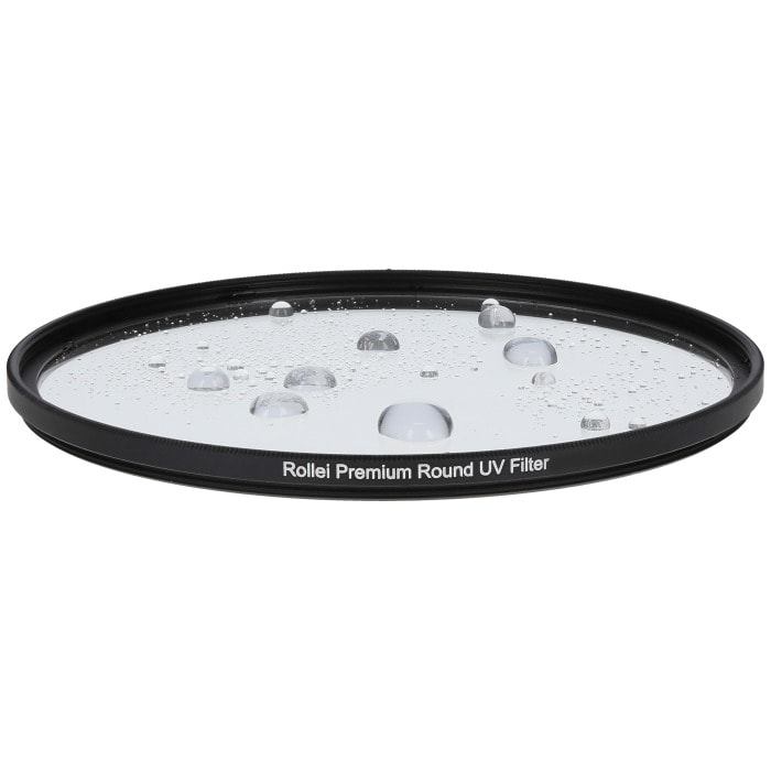 Ronde cameralensfilter met waterdruppels, zwarte rand, op een wit oppervlak.