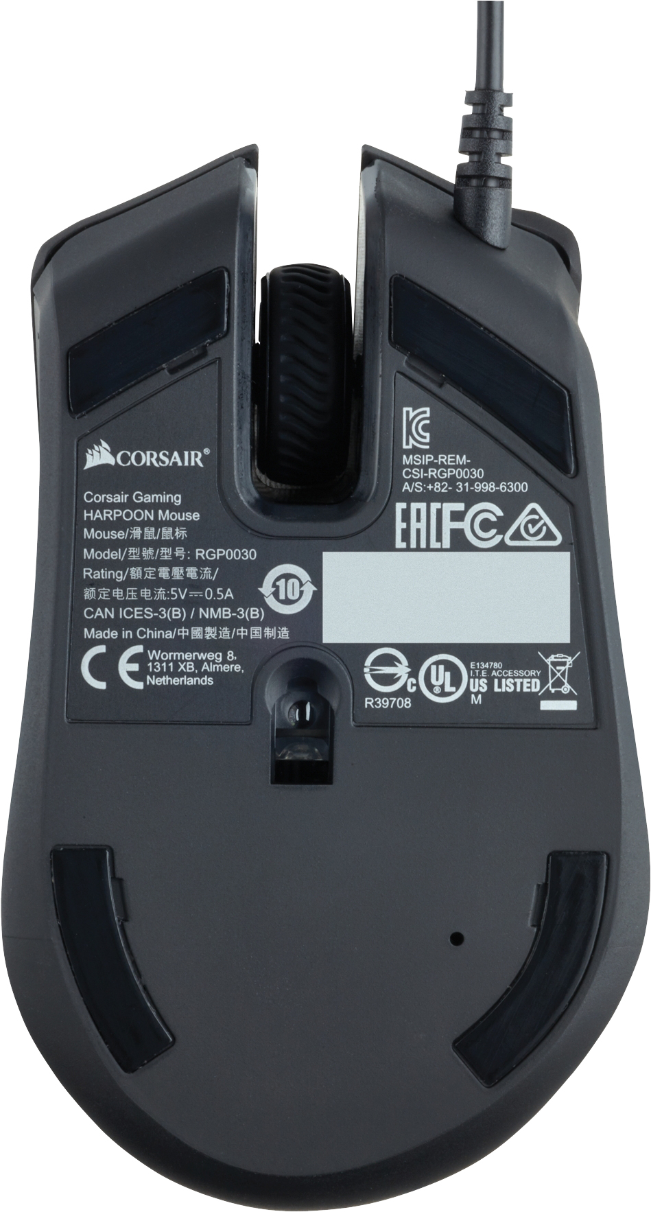 Onderaanzicht van een zwarte Corsair gamingmuis. Toont de onderkant, inclusief de sensor en merkinformatie.