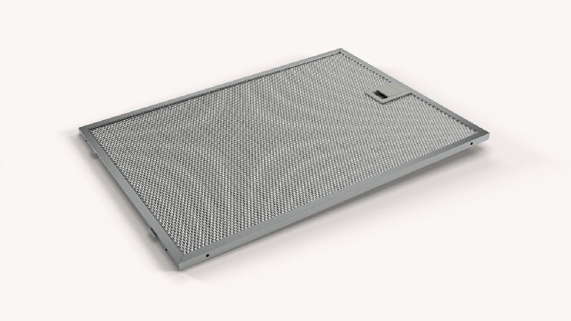 Un filtro de grasa de malla metálica, forma rectangular, vista en perspectiva.