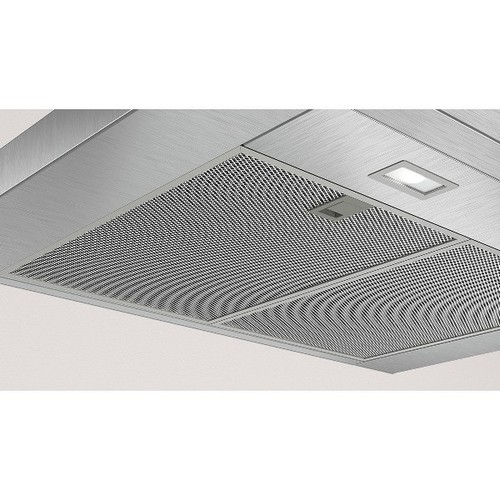 Una campana extractora de acero inoxidable con un filtro de malla y una luz.