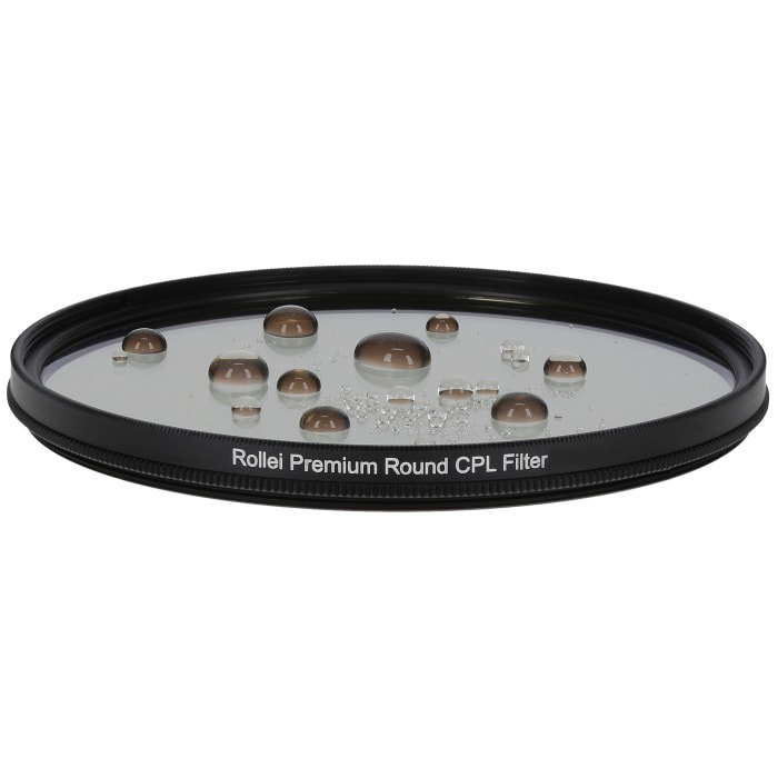 Een rond filter met waterdruppels. Het filter is gelabeld Rollei Premium CPL.