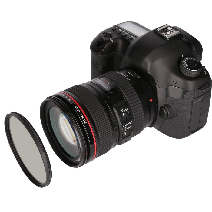Zwarte DSLR-camera met lens en filter, witte achtergrond.