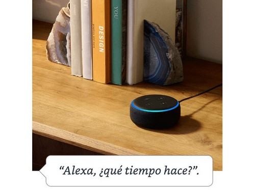 Un altavoz inteligente negro sobre una superficie de madera con una burbuja de diálogo.