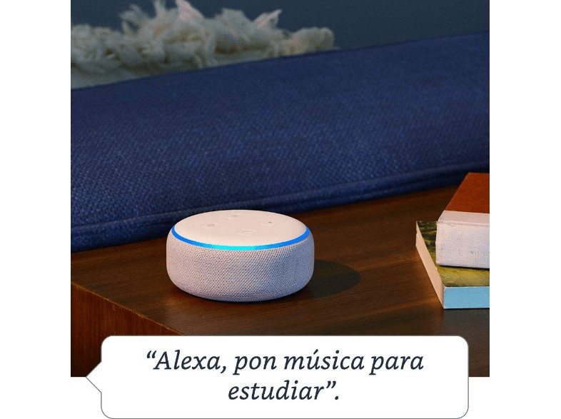 Altavoz inteligente sobre mesa, burbuja de texto: Alexa, pon música para estudiar.