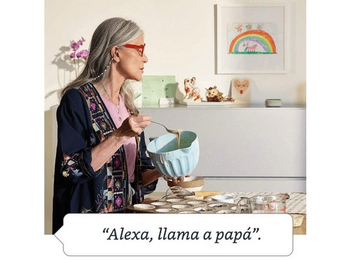 Mujer con un cuenco de masa, hablando con Alexa, con bocadillo.