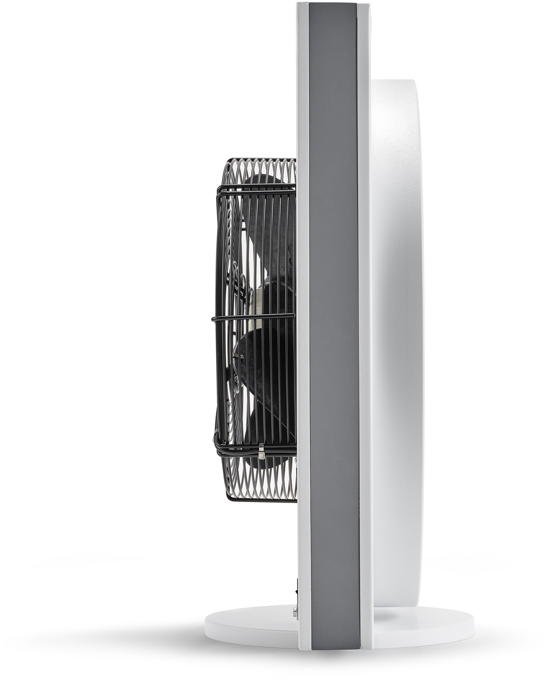 Seitenansicht eines weißen und grauen Ventilators mit schwarzem Käfig.