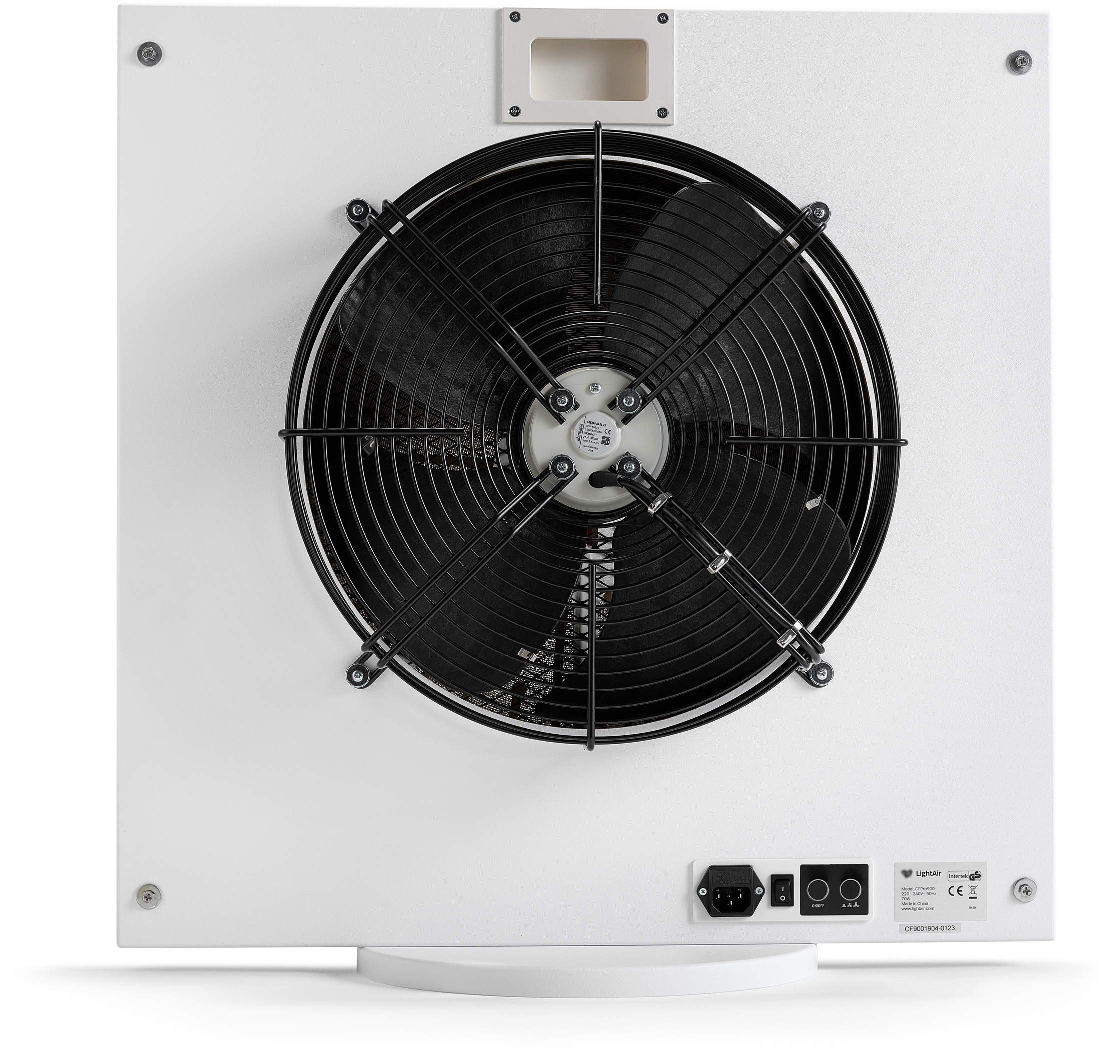 Ein weißer Industrieventilator mit schwarzem Gitter. Der Ventilator steht auf einem weißen Sockel.