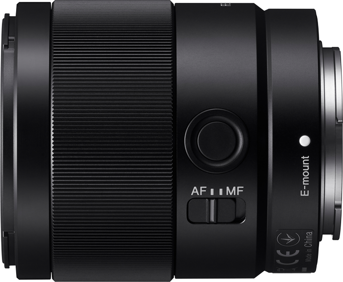 Schwarzes Kameraobjektiv mit Einstellungen. Es hat einen "E-Mount" und ein "Made in China"-Etikett.