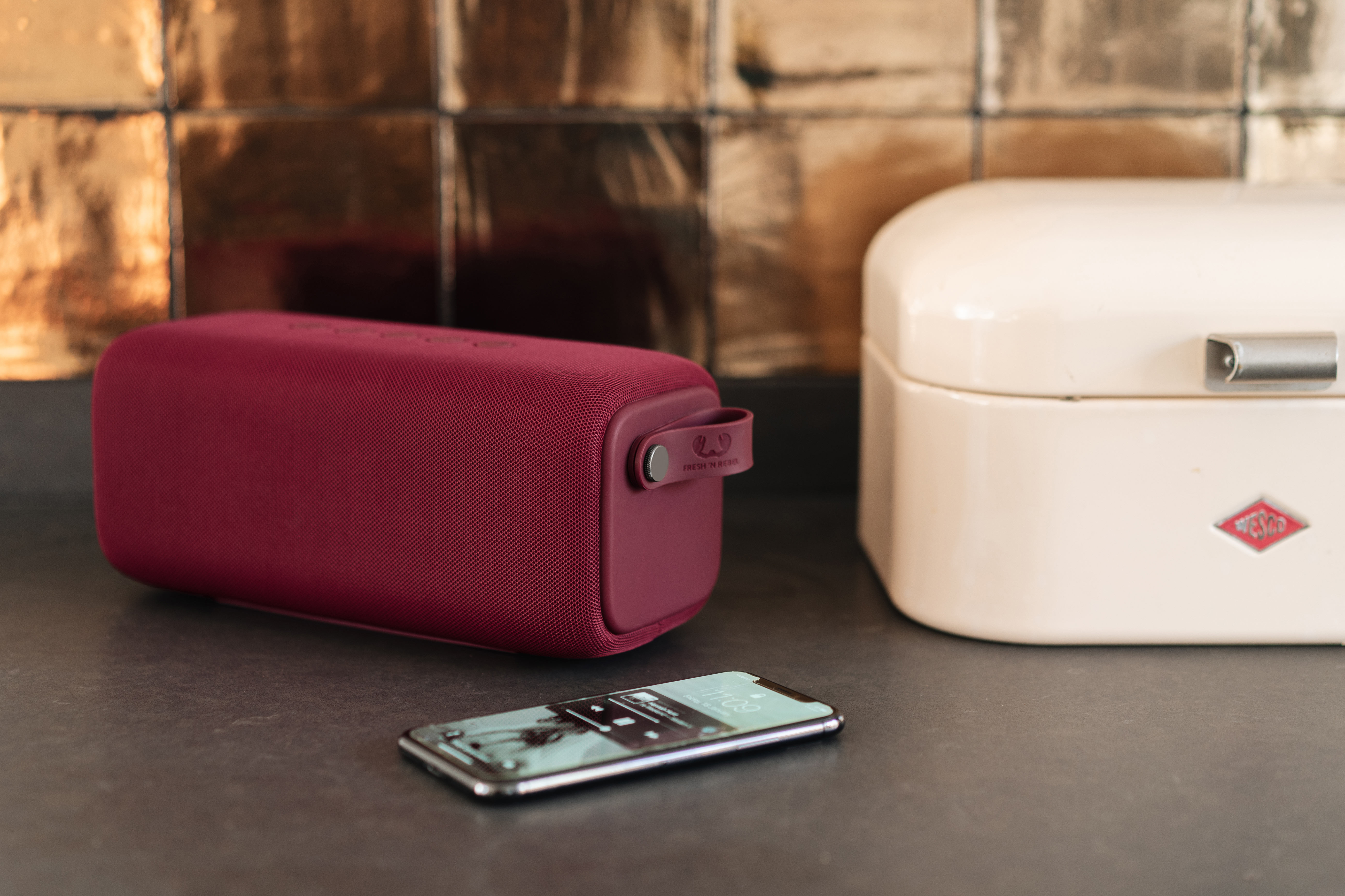 FRESH ‘N REBEL Rockbox Bold L Bluetooth Lautsprecher, Rubinrot, Wasserfest