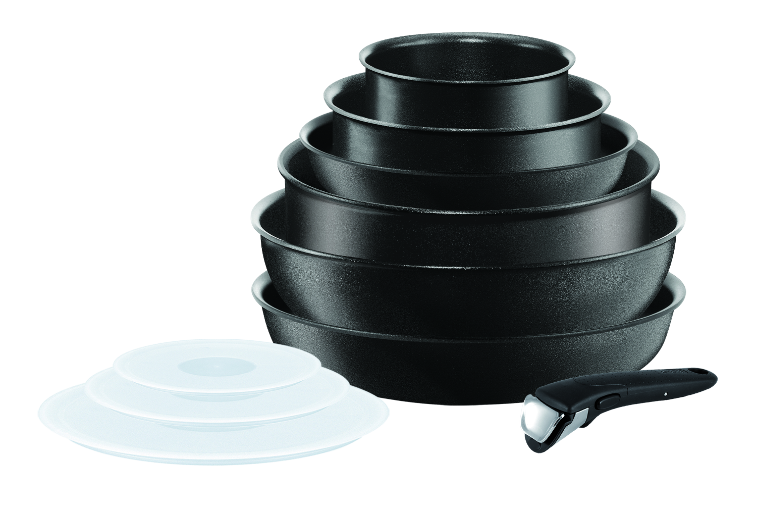 Un ensemble de casseroles noires empilées. Il y a trois couvercles transparents et une poignée amovible sur fond noir.