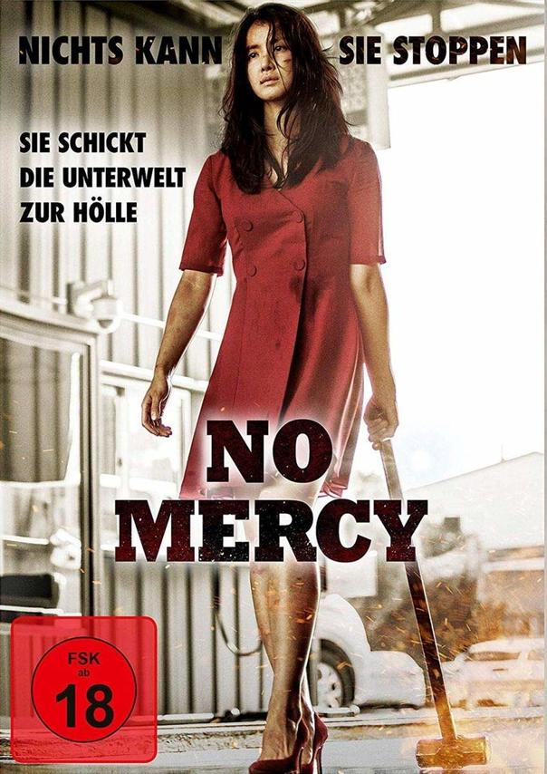 Filmplakat. Eine Frau in rotem Kleid, hält einen Hammer. Text 'NO MERCY'. Rotes und schwarzes Farbschema.