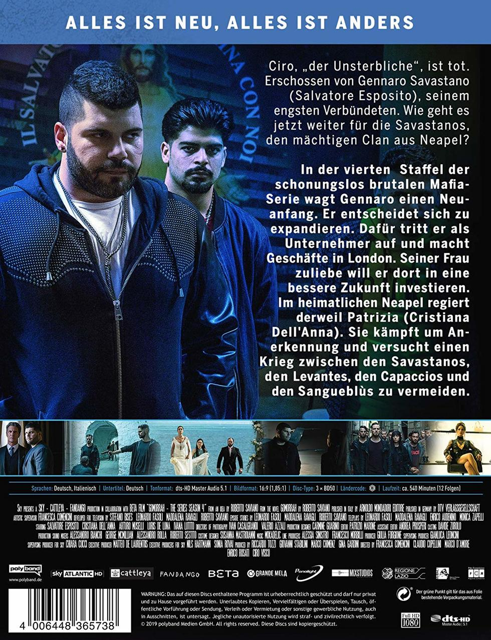 Filmcover mit Männern in Anzügen. Text auf Italienisch, der einen Film über die neapolitanische Mafia bewirbt.