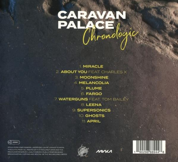 Album-Rückseite: Caravan Palace Chronologic, Titelliste, dunkler Hintergrund.