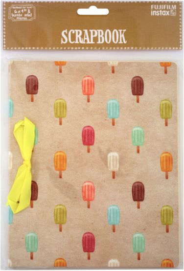 Scrapbook met ijsjespatroon. Geel lint. Bruine papieren achtergrond. Bevat foto's.