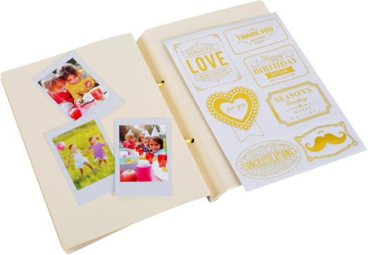 Een open fotoalbum met foto's en stickers.
