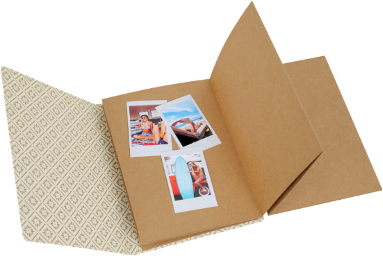 Open notitieboek met foto's. Bruine en gouden patrooncover.