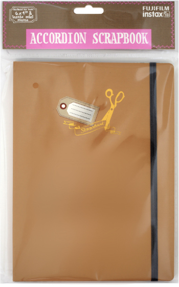 Bruin plakboek in een plastic zak met een roze label. Het label zegt 'Accordion Scrapbook'.