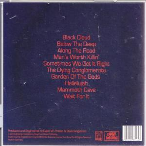 Rückseite eines Musikalbums mit einer Liste von Songtiteln in roter Schrift auf dunkelblauem Hintergrund.