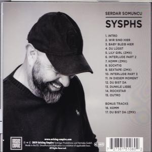 CD-Rückseite mit dem Titel 'SYSPHS' und einem Mann mit Hut. Der Text erscheint in Weiß.
