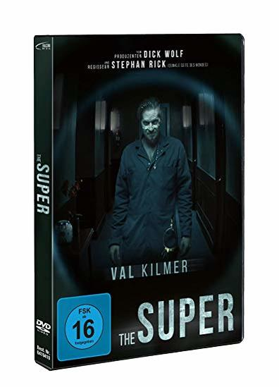DVD-Cover. Mann im Flur, Titel in Weiß. Schwarz- und Grautöne. FSK16 Altersfreigabe.