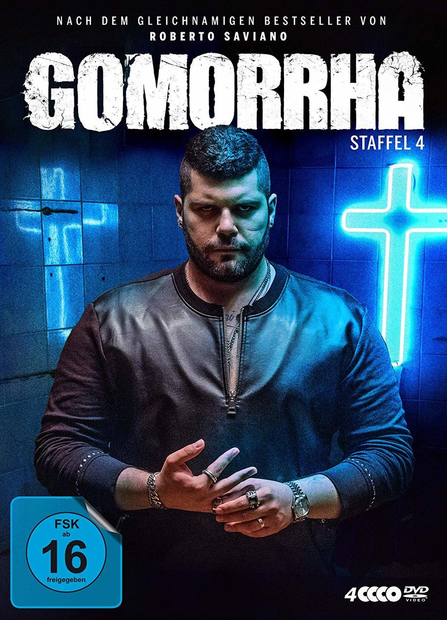 DVD-Cover von Gomorrha Staffel 4, mit einem Mann in schwarzem Hemd und blauem Hintergrund.