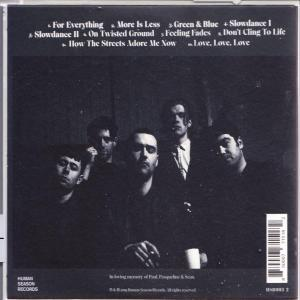 Rückseite einer CD. Schwarz-Weiß-Foto einer Band. Text mit Songtiteln oben.