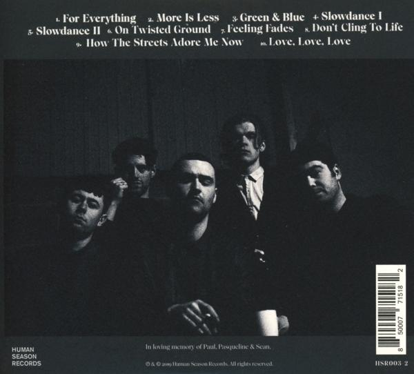 Albumcover mit einer Band von fünf Männern in dunkler Kleidung. Schwarz-Weiß-Bild.