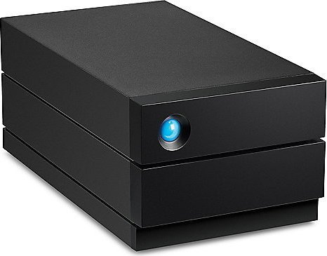 Schwarze externe Festplatte. Ein blaues Licht zeigt den Betrieb an. Einfaches Design, rechteckige Form.