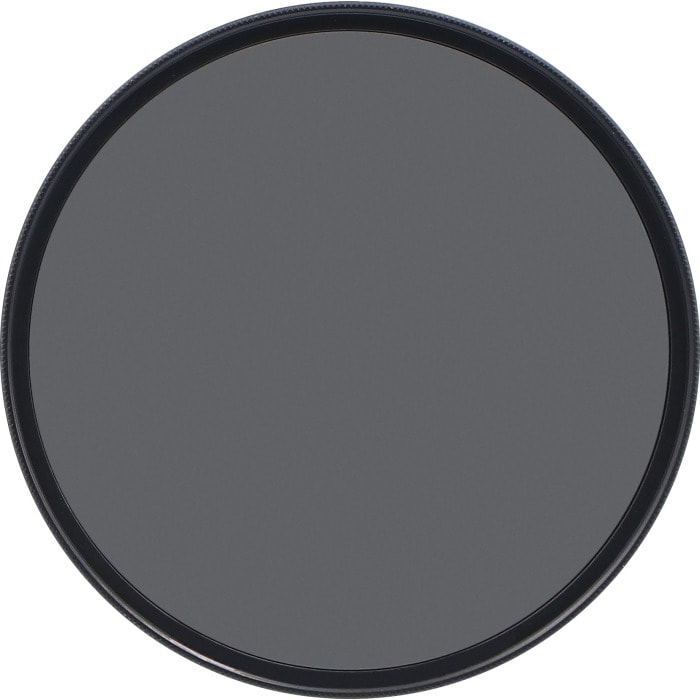 Cirkelvormig donkergrijs filter in een zwarte rand. Het filter is een grijsfilter voor een cameralens.