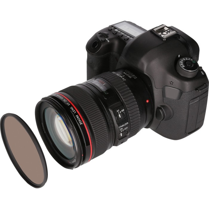 Camera met lens en filter, met details van de lens en camera.