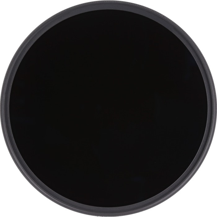 Een zwart rond filter met een zwart frame op een witte achtergrond.