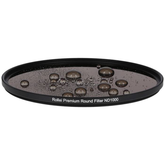 Rond cameralensfilter met waterdruppels op het oppervlak. Zwarte ring en tekst.