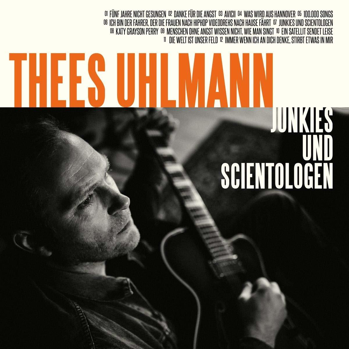 Albumcover von Thees Uhlmann. Es hat einen Mann mit Gitarre, Text "Junkies und Scientologen".
