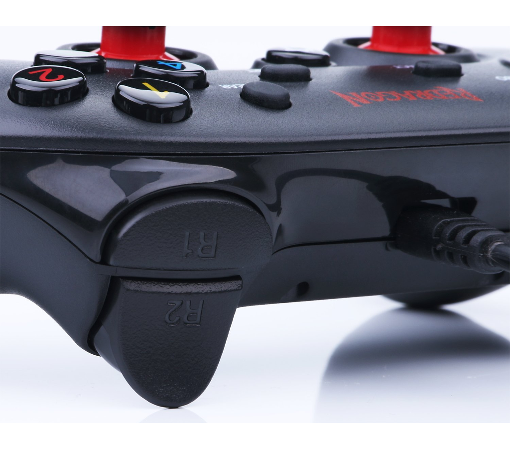 Fekete gamepad közelről, gombokkal és kábellel.