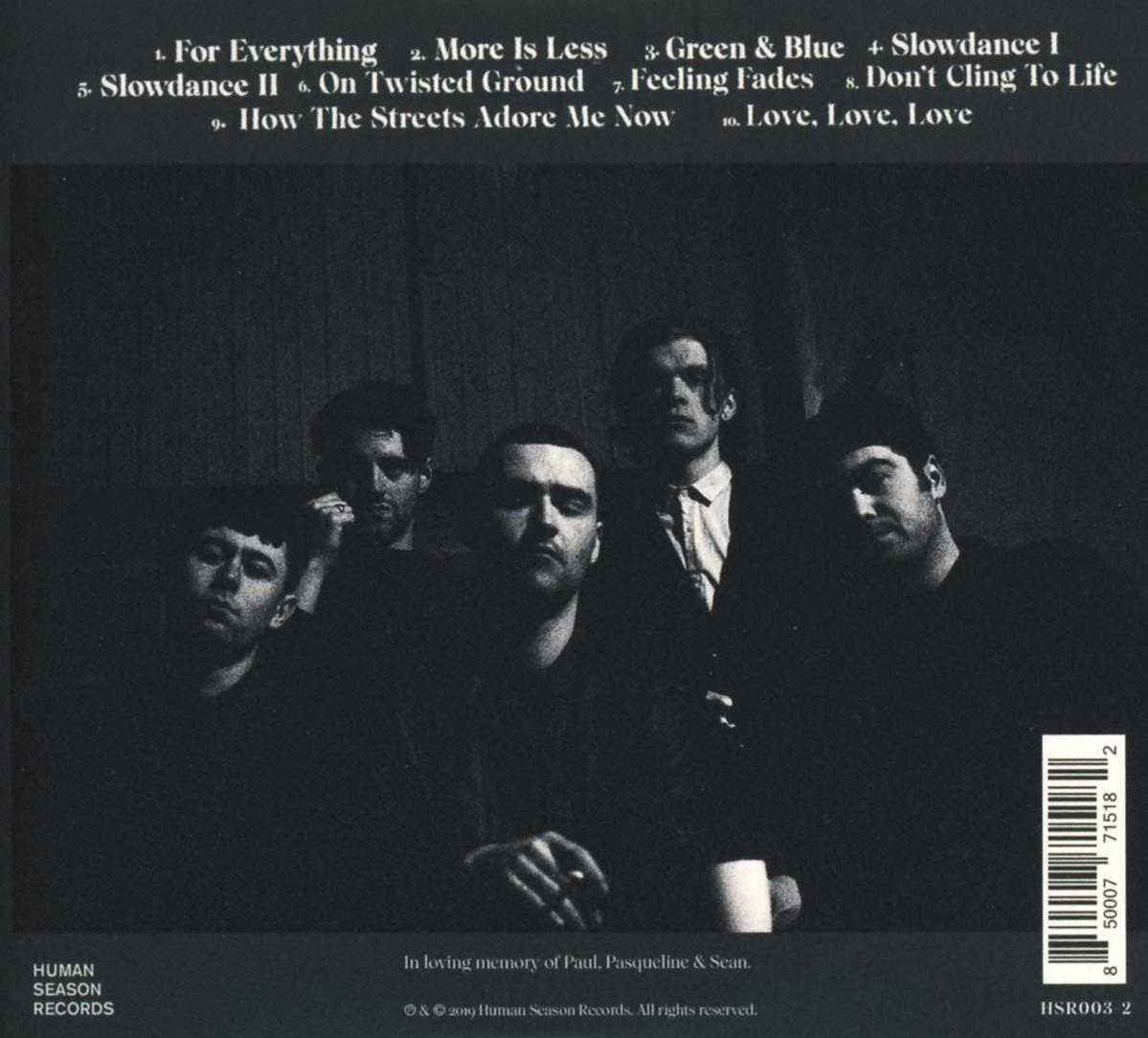 Albumcover mit einer Band aus fünf Männern in dunkler Kleidung, mit Songtiteln.