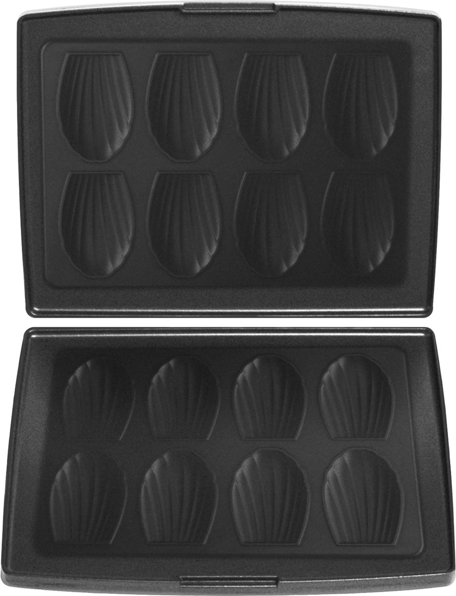 Une plaque à madeleines noire avec 16 moules en forme de coquillage, ouverte et vide.