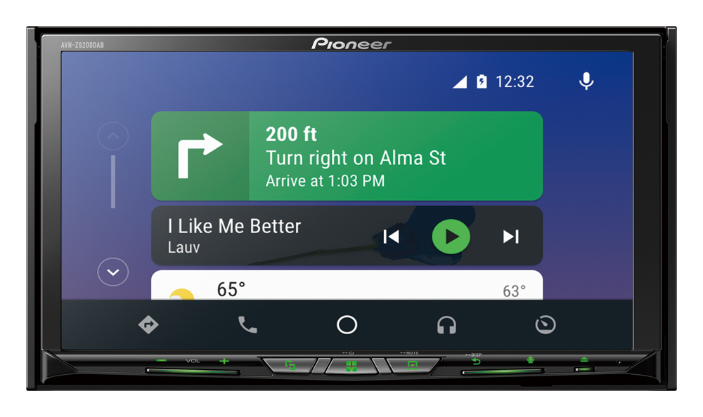Auto-Navigationsbildschirm mit Wegbeschreibung: Rechts abbiegen auf Alma St, Ankunft um 13:03 Uhr, und Song spielen.