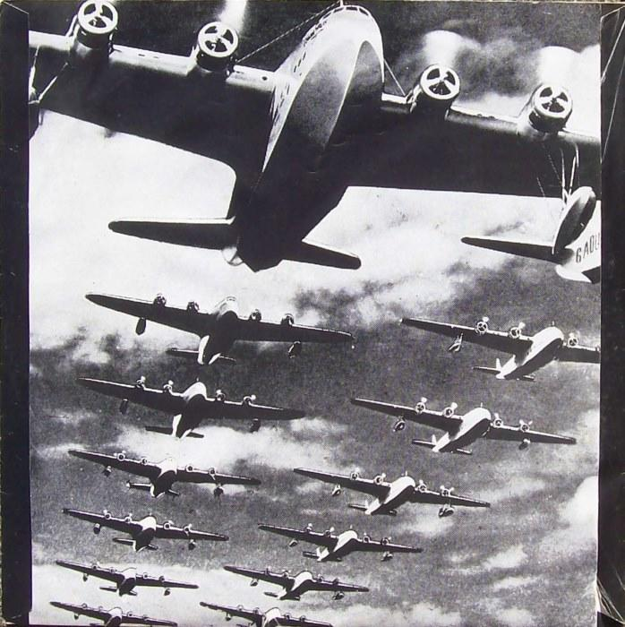 Schwarz-Weiß-Bild mehrerer Flugzeuge im Flug. Himmelshintergrund mit Wolken.