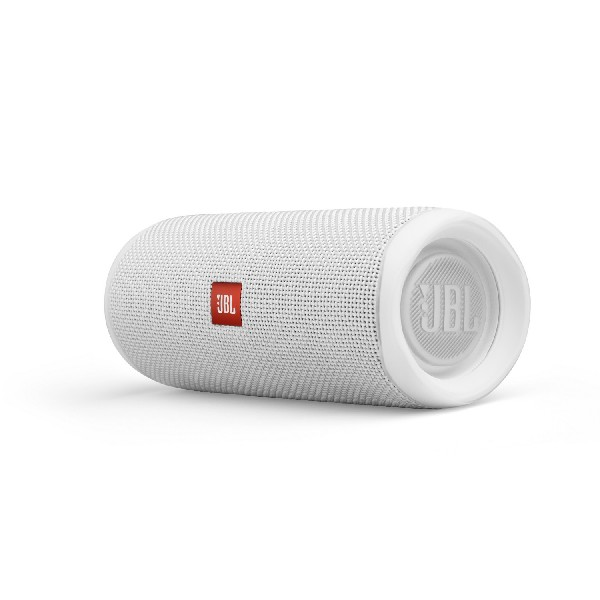 Altavoz cilíndrico blanco con el logotipo rojo de JBL. Fondo blanco.