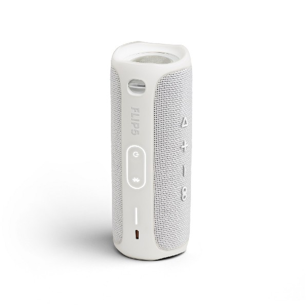Un altavoz portátil JBL Flip 5 blanco y gris sobre un fondo blanco.