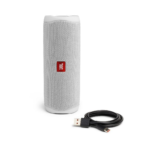 Altavoz JBL blanco y gris, cable USB negro sobre fondo blanco.
